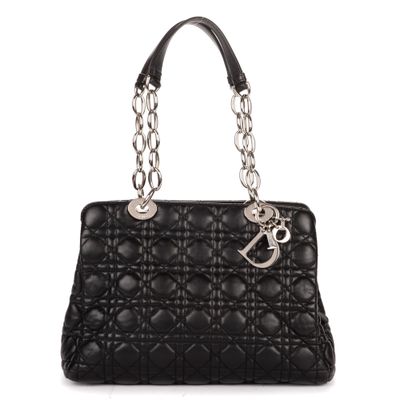 Sac « Lady Dior » moyen en cuir matelassé noir de Christian Dior