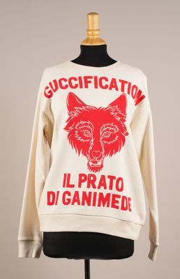 un sweat-shirt blanc orné d'un loup rouge et portant l'inscription « succification »