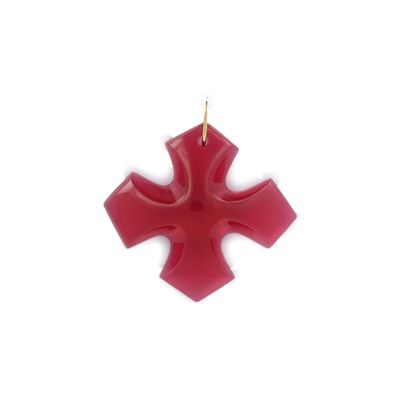pendentif en forme de croix rouge sur une chaîne plaquée or, sur fond blanc