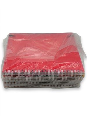 une pile de serviettes rouges emballées dans du plastique