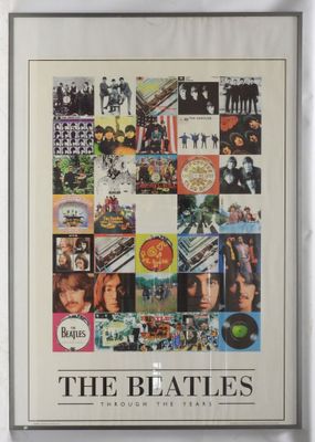 une image d'une photo d'une photo des Beatles accrochée au mur