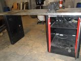 un établi dans un garage avec des outils dessus