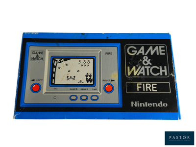 un Game & Watch exposé sur une surface blanche