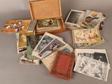 beaucoup de vieilles photos dans une boîte sur la table