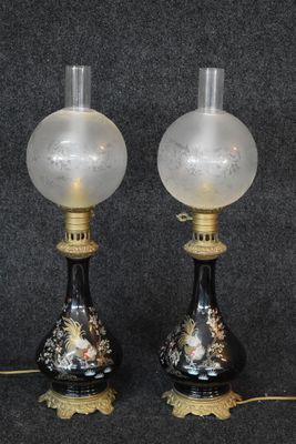 Paire de lampes à pétrole en porcelaine noire à décor de coq…