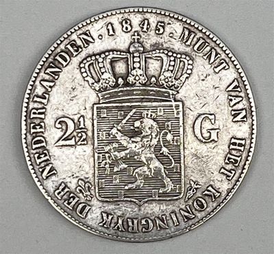 une pièce d'argent surmontée d'une couronne