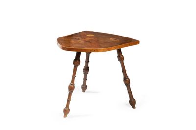 image d'un petit tabouret en bois sur fond blanc