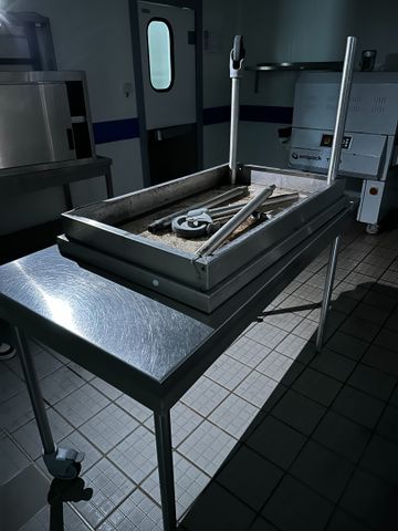 Deux tables inox dont 140x70 et 60x100 (piètement démonté)
