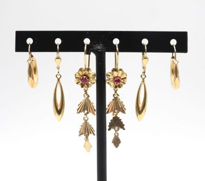 gros plan d'une paire de boucles d'oreilles sur un support