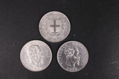 trois pièces différentes posées sur une surface noire, avec une croix au milieu