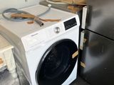 une machine à laver et un sèche-linge installés dans une pièce