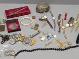une table sur laquelle sont posés de nombreux bijoux