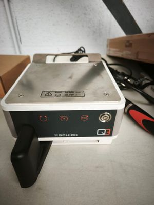 une petite machine posée sur une table