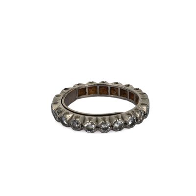 gros plan d'une bague sur fond blanc