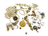 plusieurs types de bijoux différents sur une surface blanche