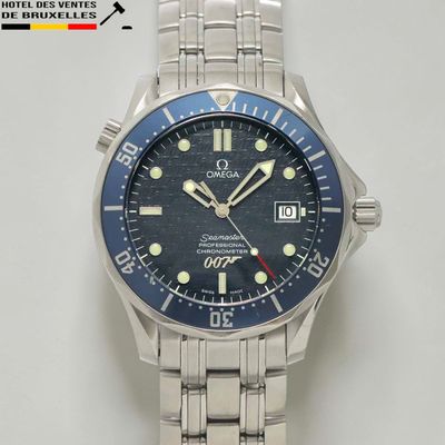 une image représentant une montre avec un cadran bleu et une trotteuse rouge