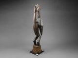 une statue en bronze d'une femme tenant un oiseau sur un piédestal