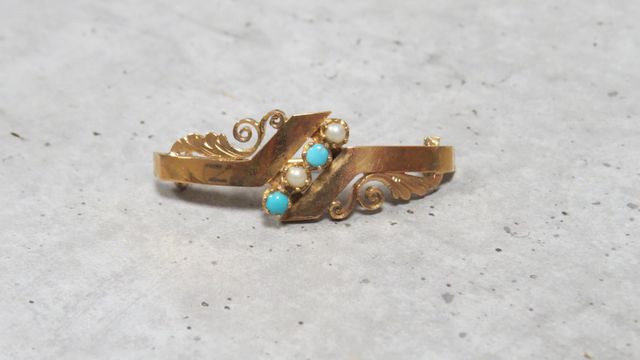 Broche en or 750‰, à motif feuillagé sertie de perles boutons et ...