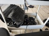 un chariot blanc contenant tout un tas d'objets noirs