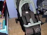 un bébé dans une poussette à côté d'un berceau