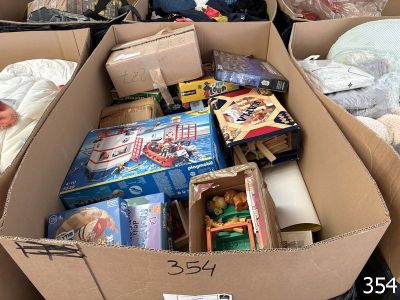 une boîte remplie de jouets et d'autres objets dans une pièce