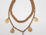 un collier en or composé de pièces de monnaie montées sur une chaîne