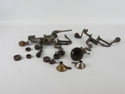Plusieurs types d'objets métalliques sont exposés sur une surface blanche