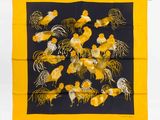 foulard en soie jaune et noir orné de coqs et de coqs