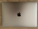 un ordinateur portable Apple posé sur une table en bois