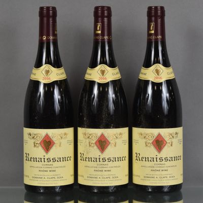 trois bouteilles de vin sont alignées sur une table