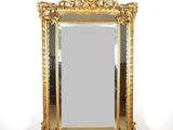 un miroir posé sur le sol à côté d'un mur