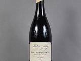 la bouteille de vin est posée sur la table sur la table