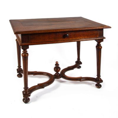une petite table en bois surmontée d'un tiroir