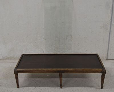 une image d'une table basse avec un plateau en verre