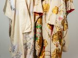 deux mannequins vêtus de costumes traditionnels japonais, debout l'un à côté de l'autre