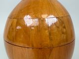 une boîte en bois sur laquelle est posé un oiseau