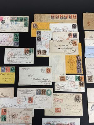 plusieurs types de lettres et d'enveloppes anciennes sur une table