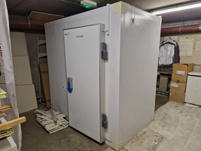 l'image d'un réfrigérateur blanc dans une pièce