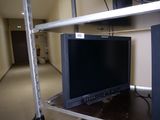 une télévision posée sur une étagère dans une pièce