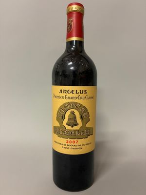 l'image d'une bouteille de vin posée sur une table