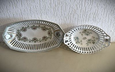 deux assiettes posées l'une à côté de l'autre sur une table