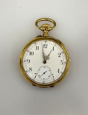 une montre de poche en or avec un cadran blanc sur une surface blanche