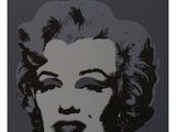 Le tableau représentant Marilyn Monroe est exposé dans un musée.