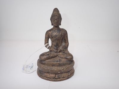 statue d'un Bouddha assis sur un rocher, sur un fond blanc