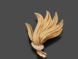 une broche en or 18 carats et diamants