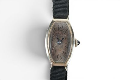 MONTRE de DAME à boitier en or gris 750 millièmes, forme ton…