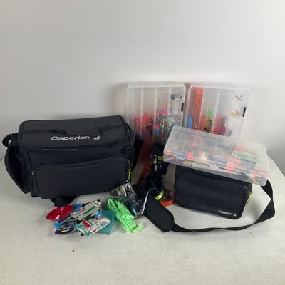 un sac noir contenant des feutres, des stylos, des feutres, des feutres et d'autres objets, posé sur une table