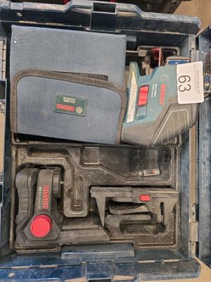 une boîte contenant des outils posée sur le sol