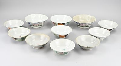 huit bols en porcelaine chinoise et un bol posés sur un fond blanc