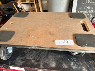 une table en bois sur laquelle sont posés quatre skateboards
